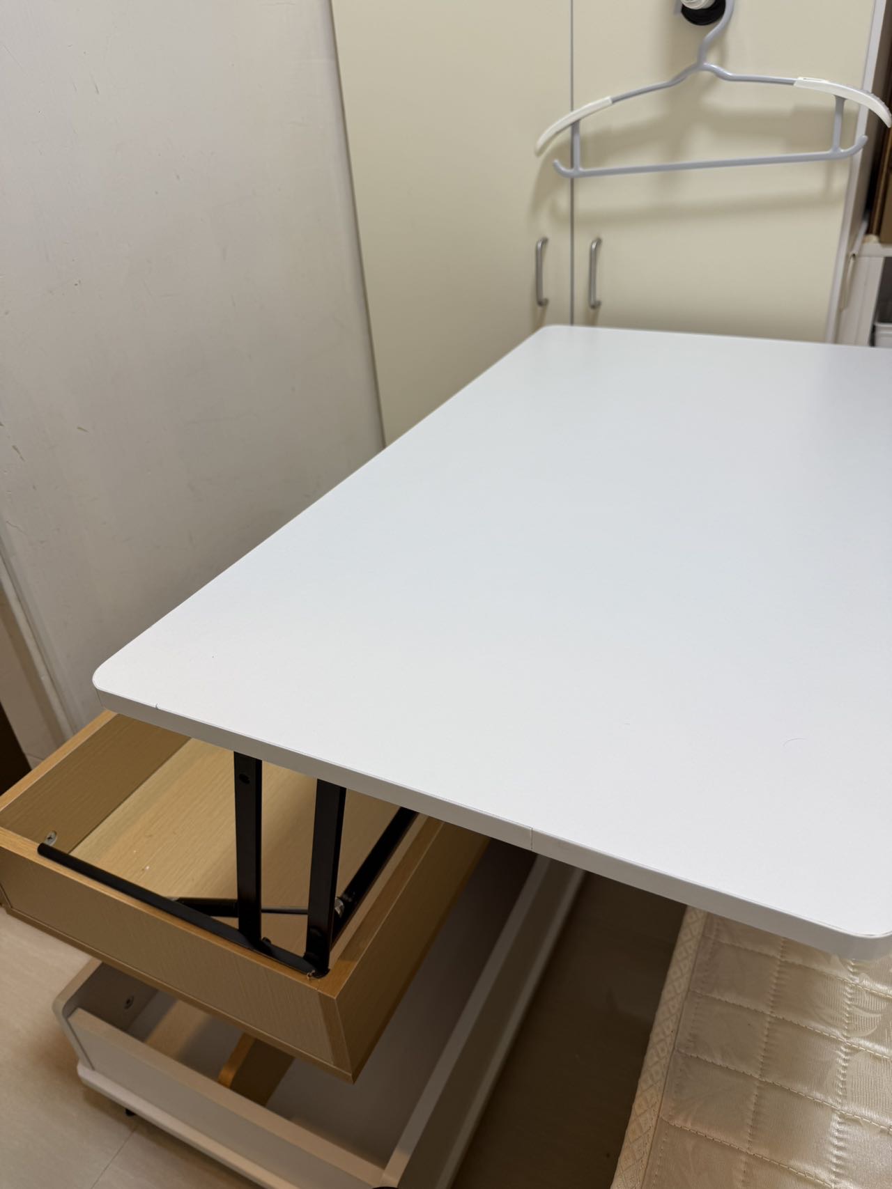 可移动可升降桌子