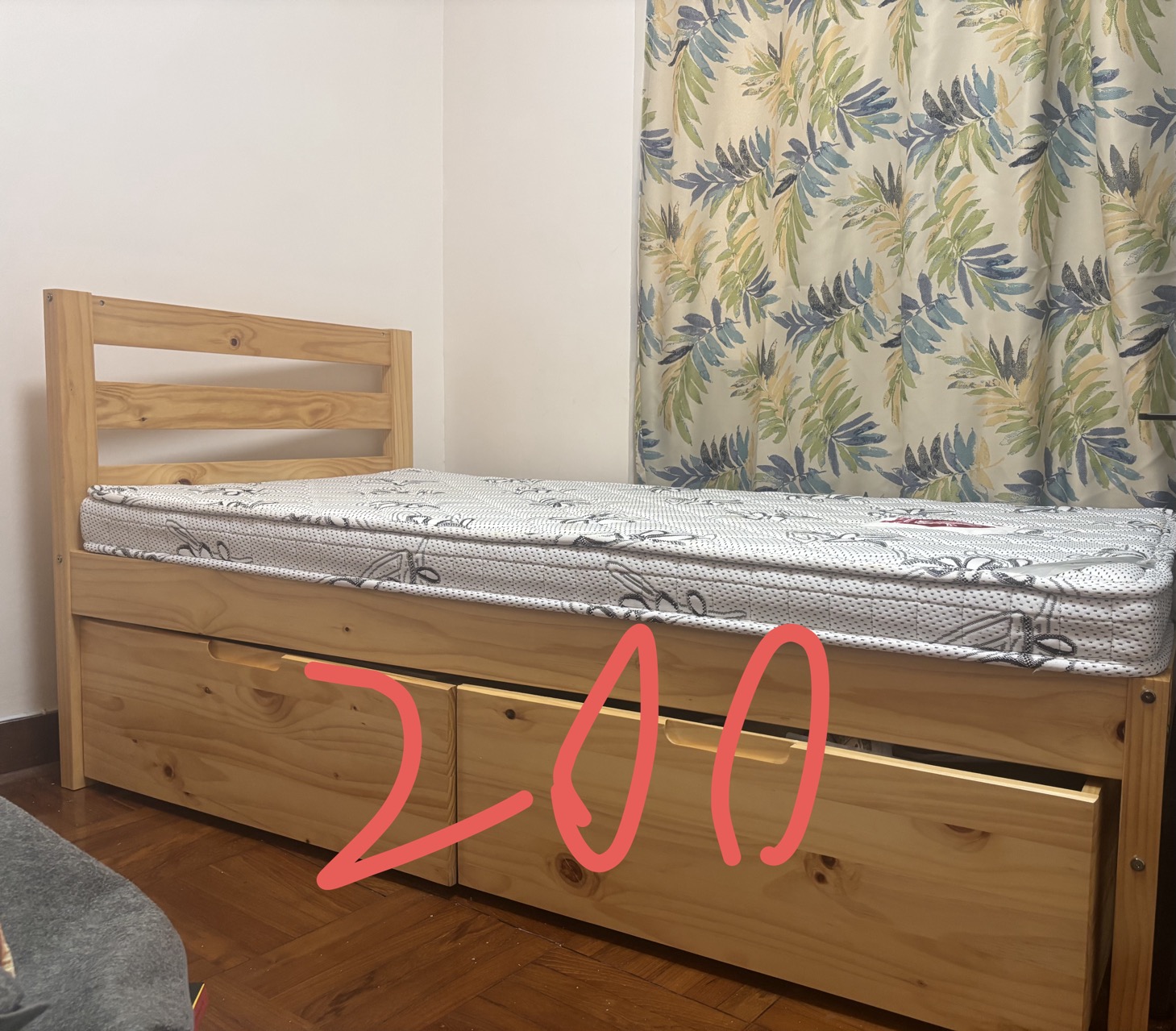 床，衣柜，桌椅，冰箱