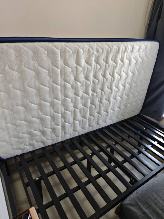 单人床垫和床架