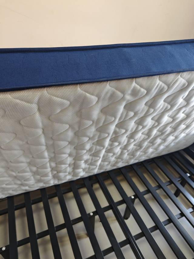 单人床垫和床架