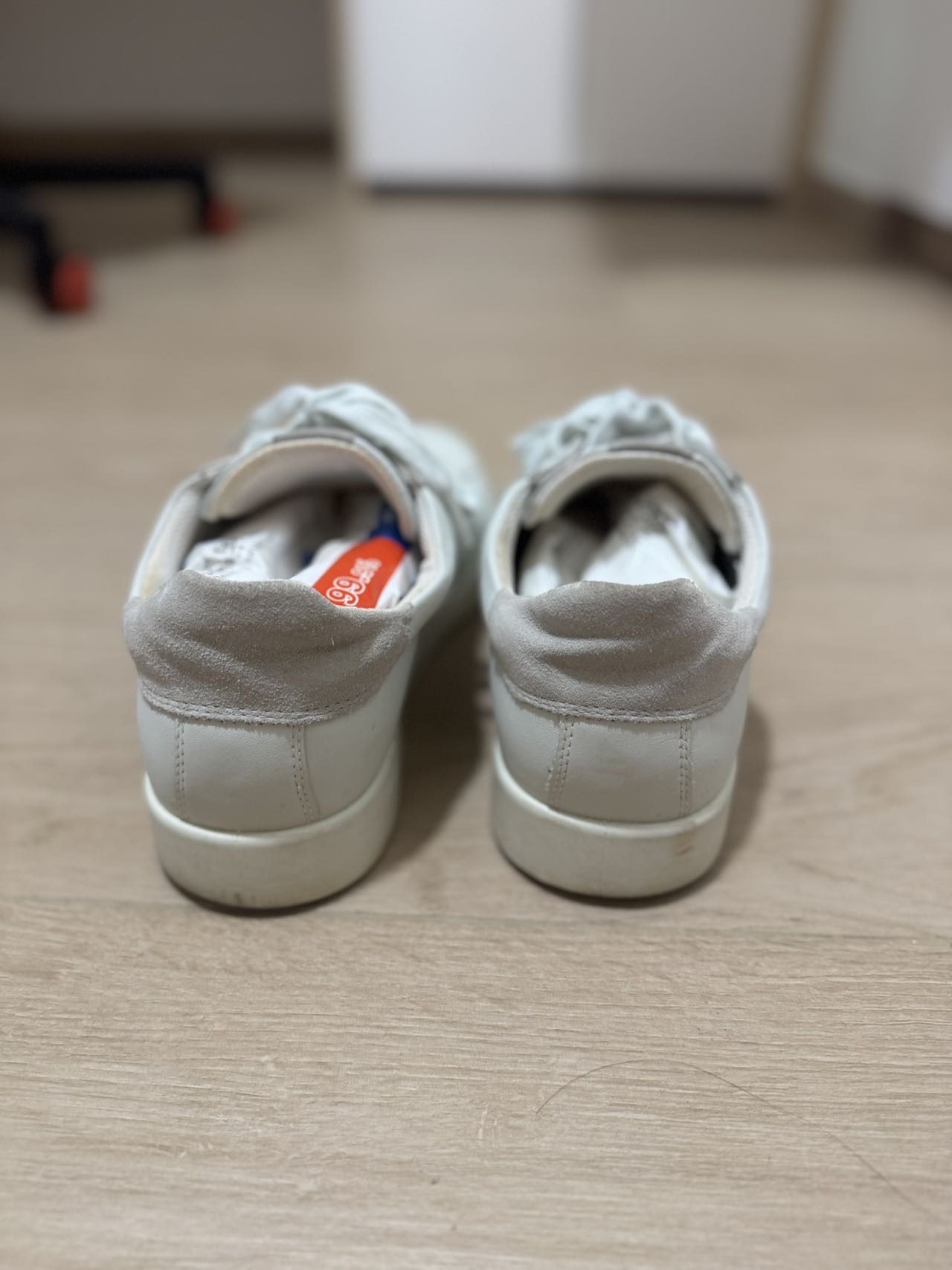 ecco白色板鞋男42码