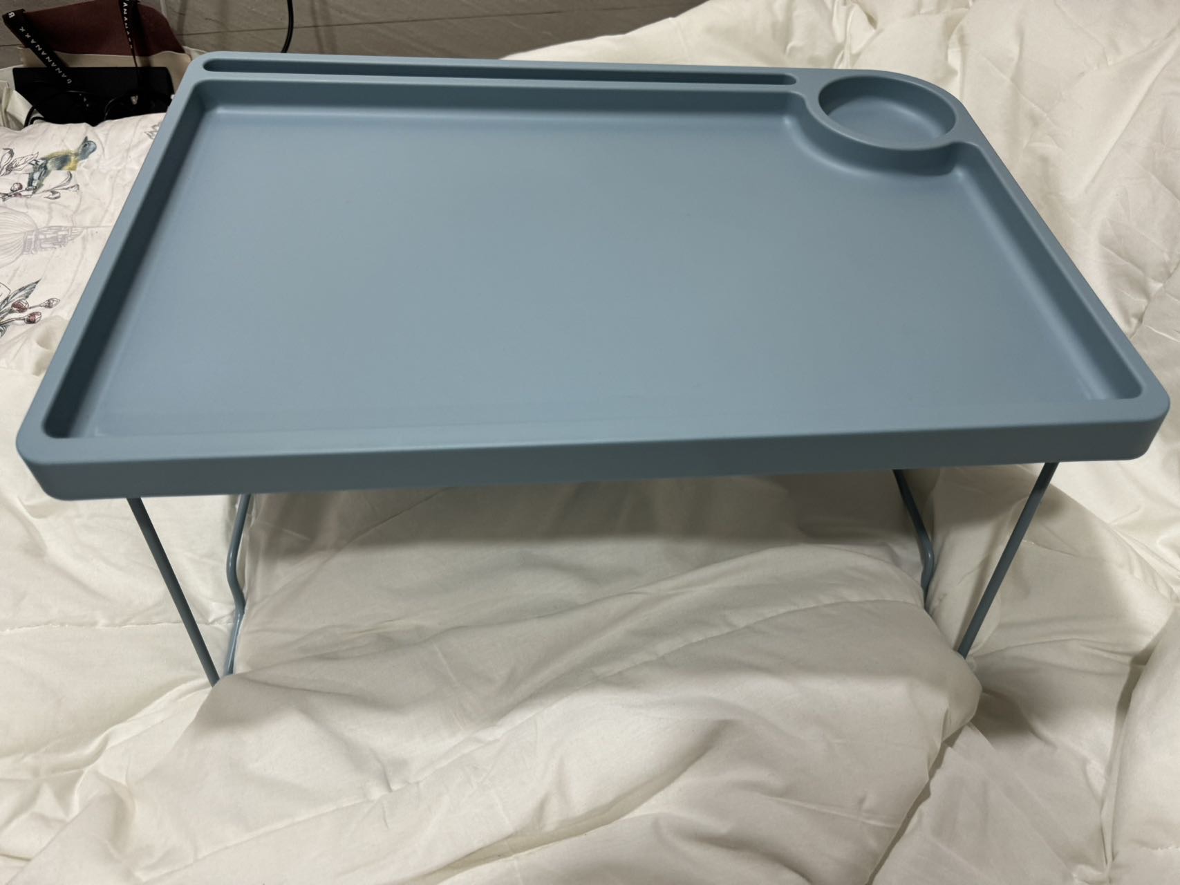 床桌，椅子，电煮锅，吹风机