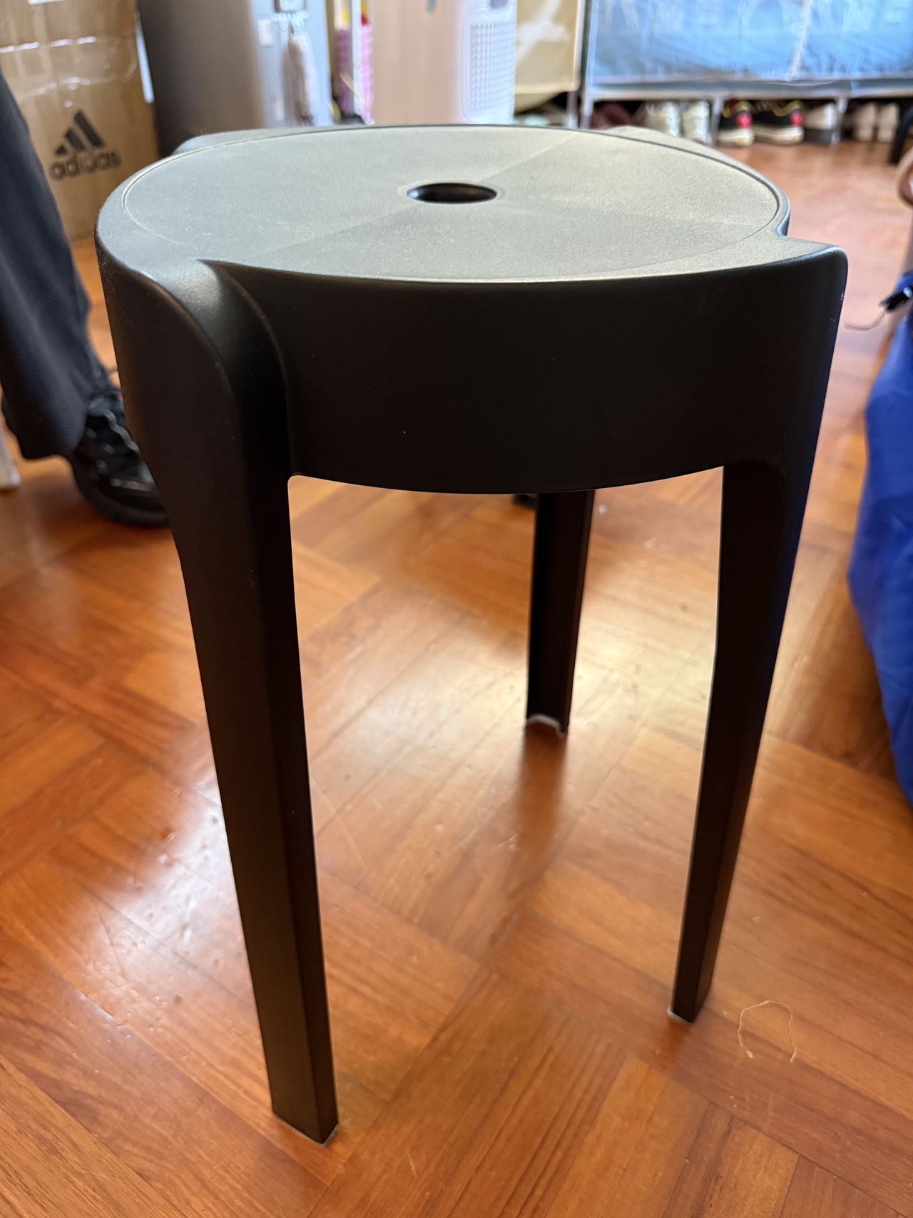 晾衣架和塑料凳