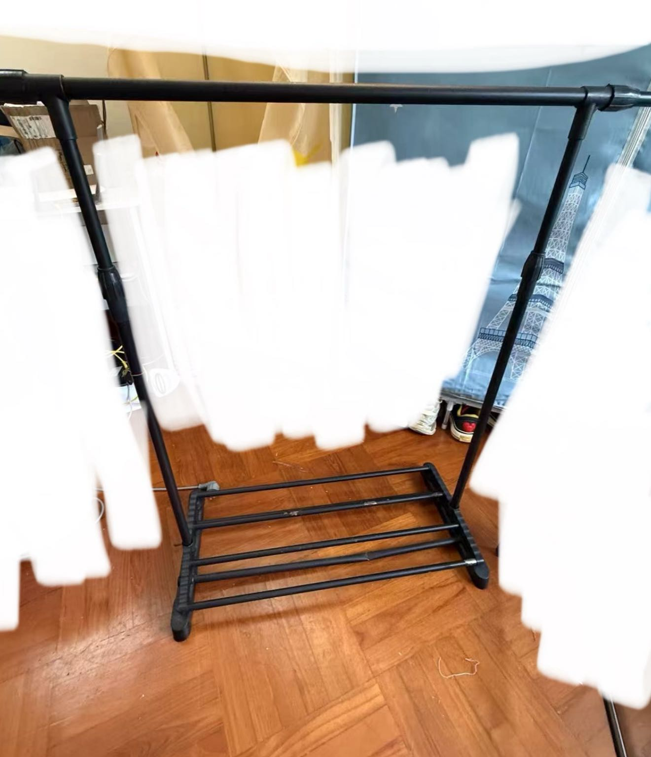 晾衣架和塑料凳