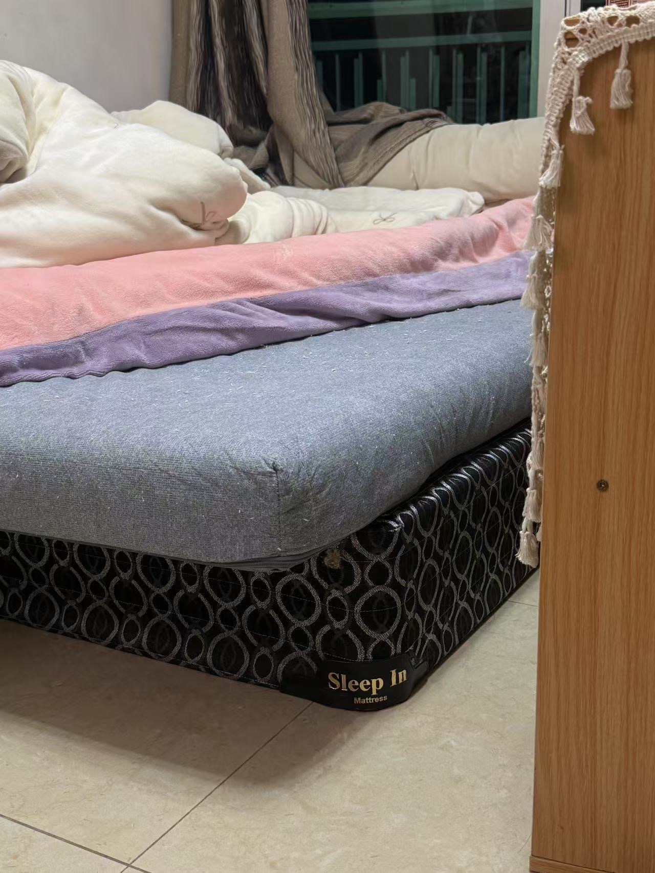 Queen size落地床架