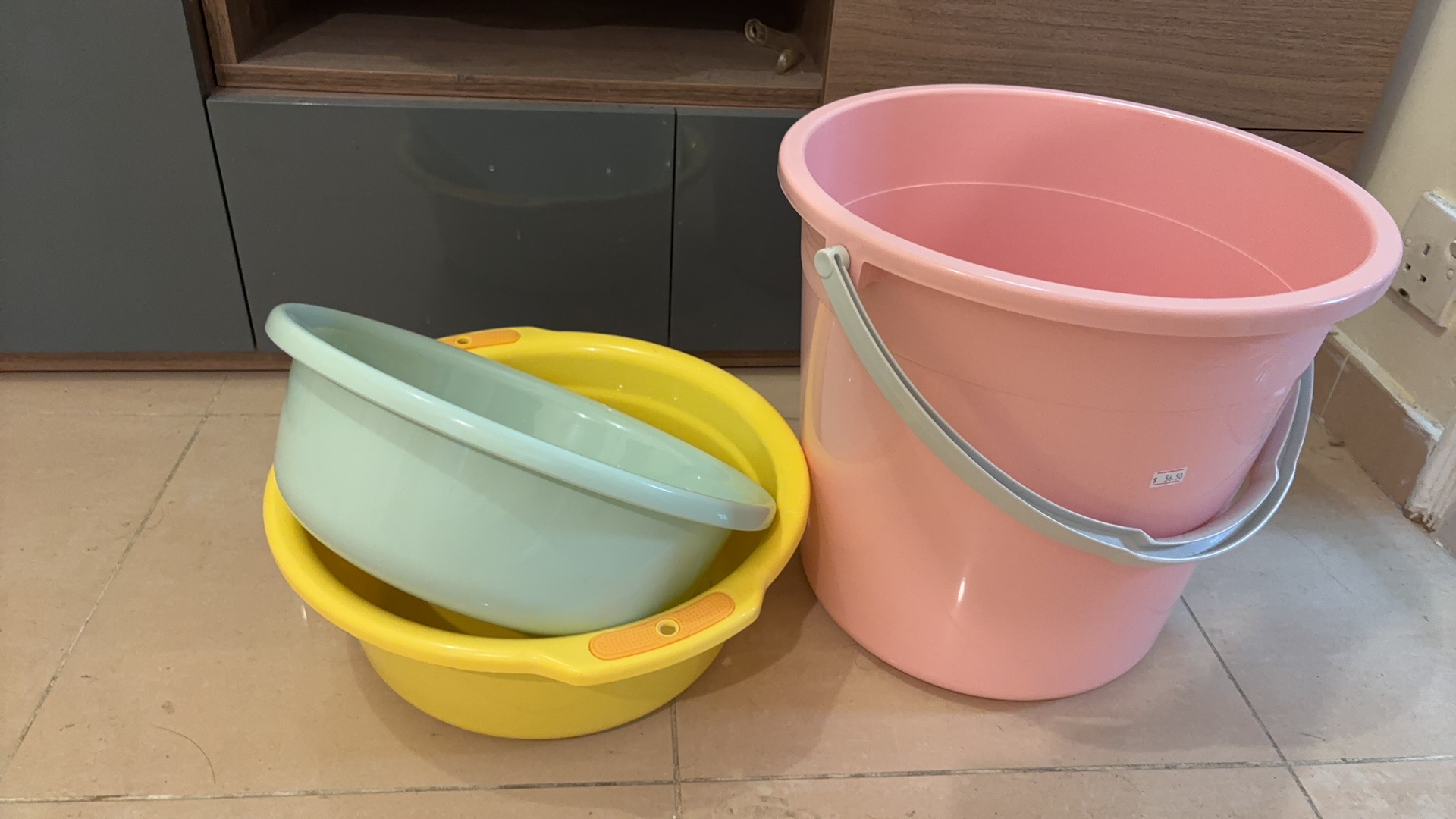 一个水桶和两个盆