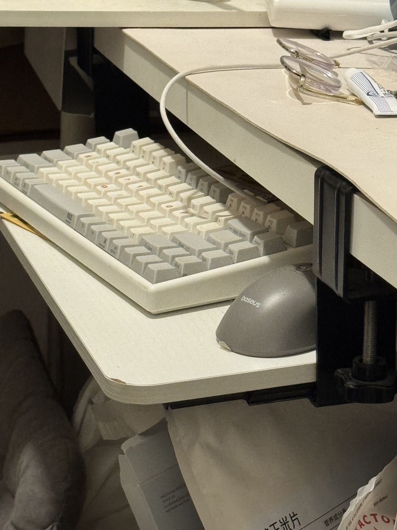 免打孔桌下键盘抽屉