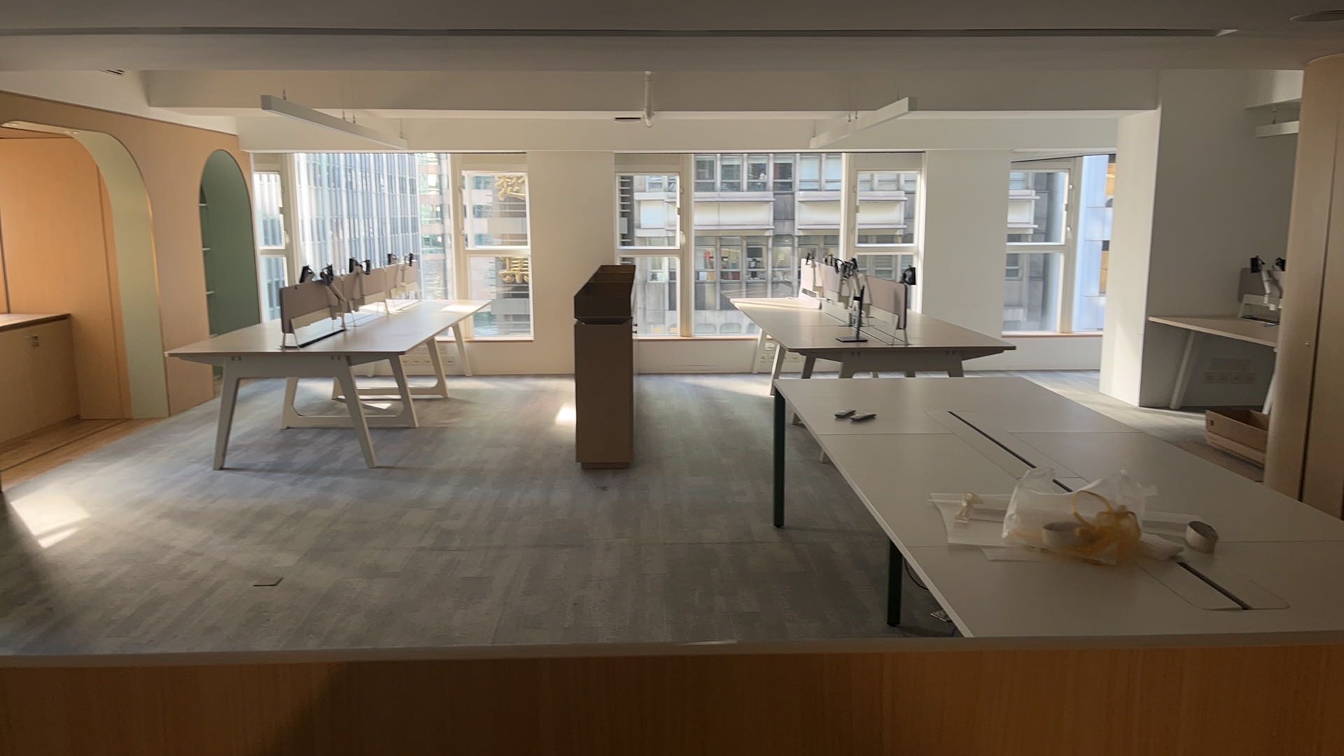 打包出办公桌、会议桌几乎全新