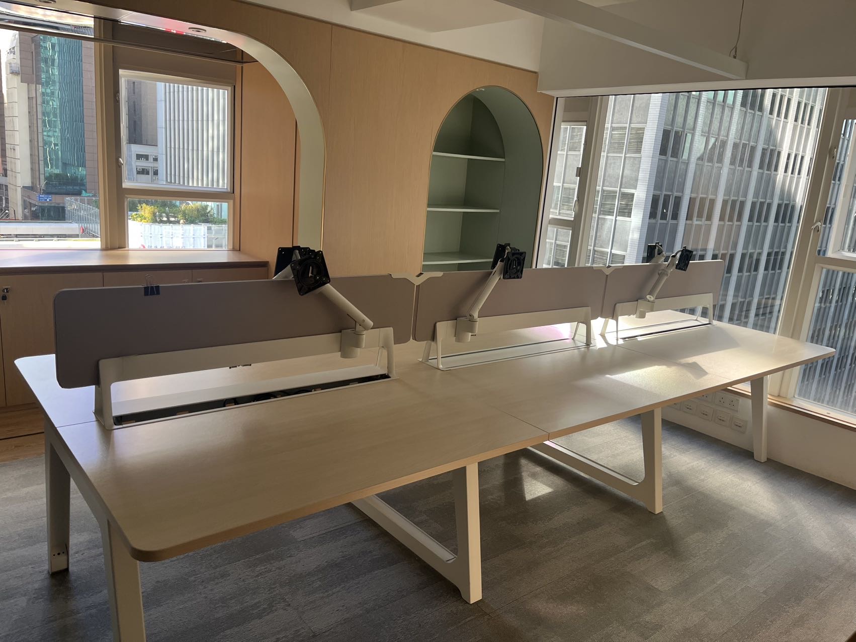 打包出办公桌、会议桌几乎全新