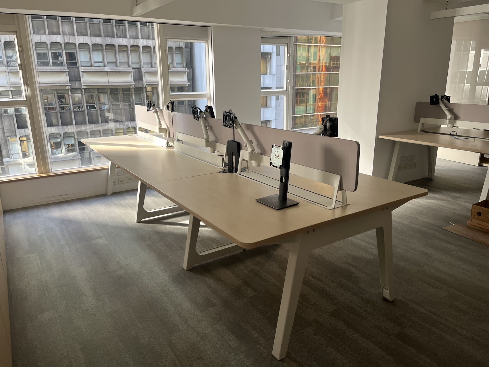 打包出办公桌、会议桌几乎全新