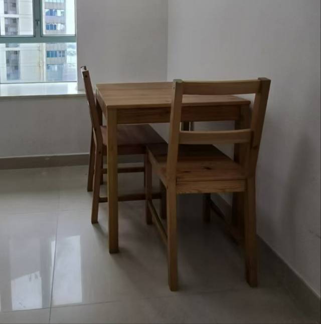 送宜家桌椅一套