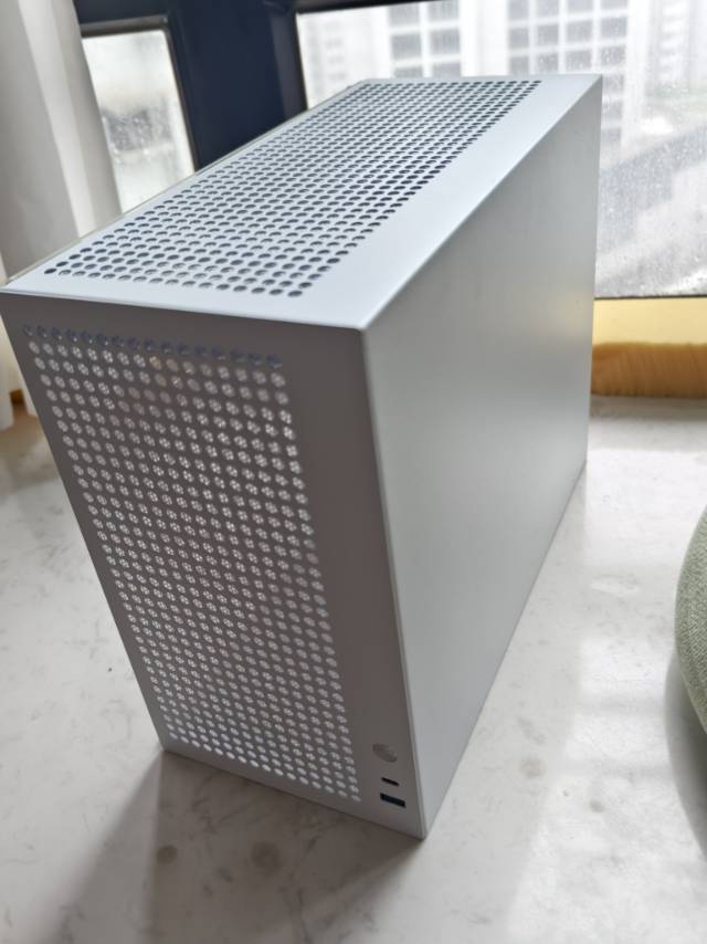 小巧白色侧透电脑机箱