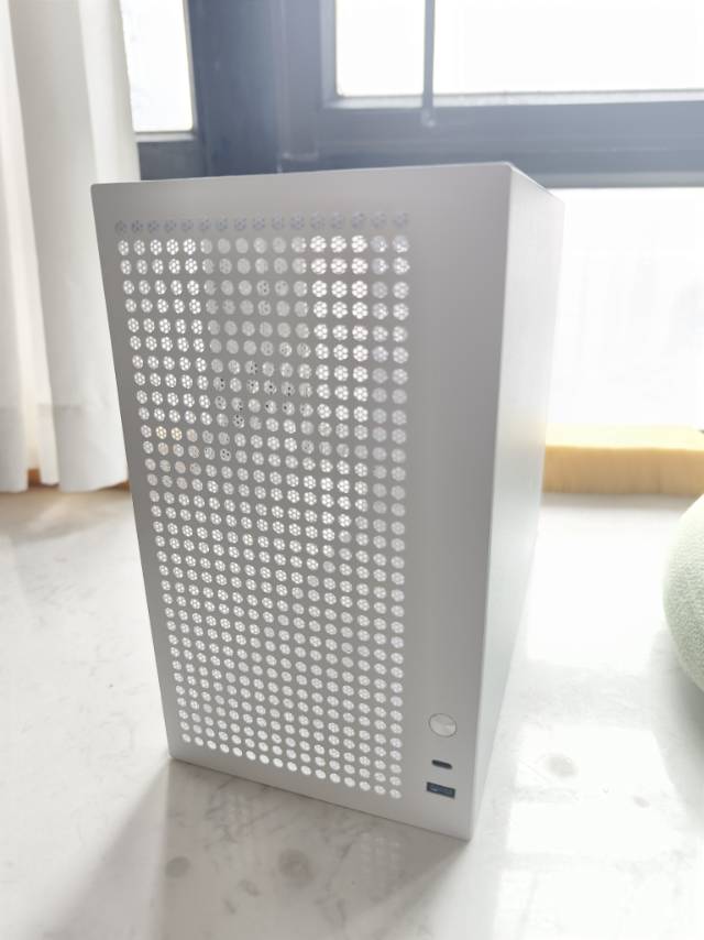 小巧白色侧透电脑机箱