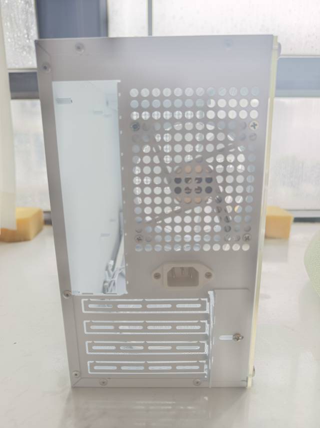 小巧白色侧透电脑机箱