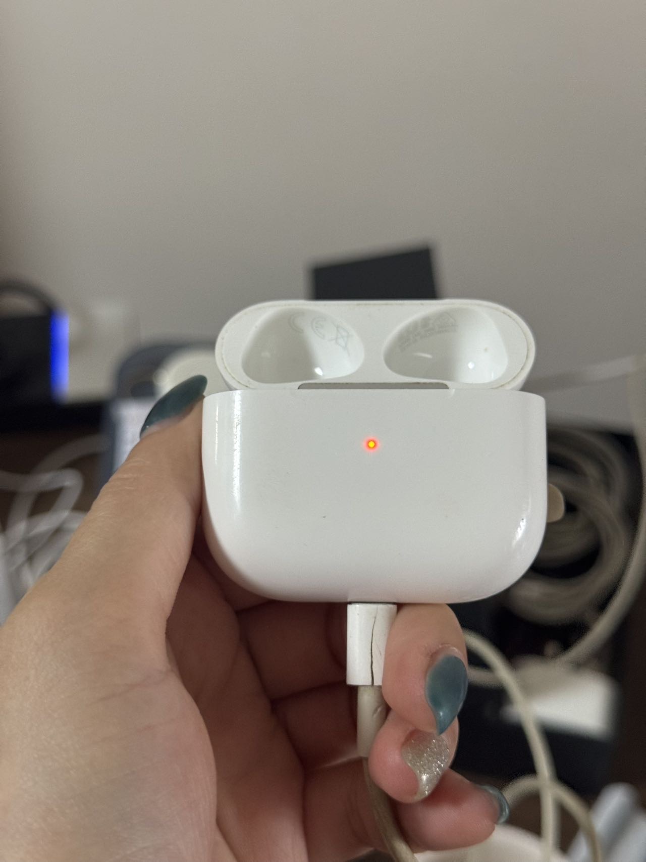 Airpods二代充电仓