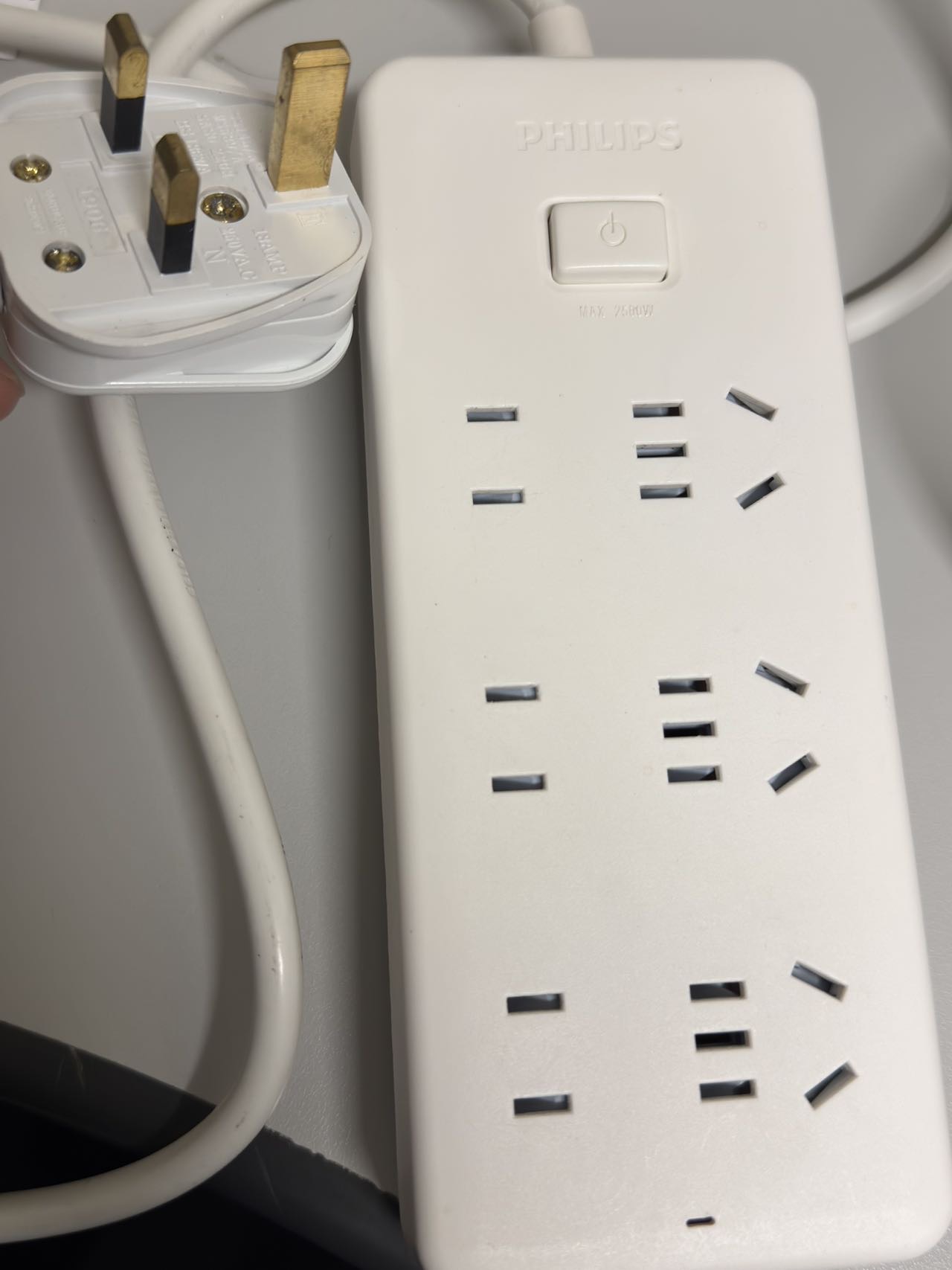 两个转换插排 英标插头内地转换