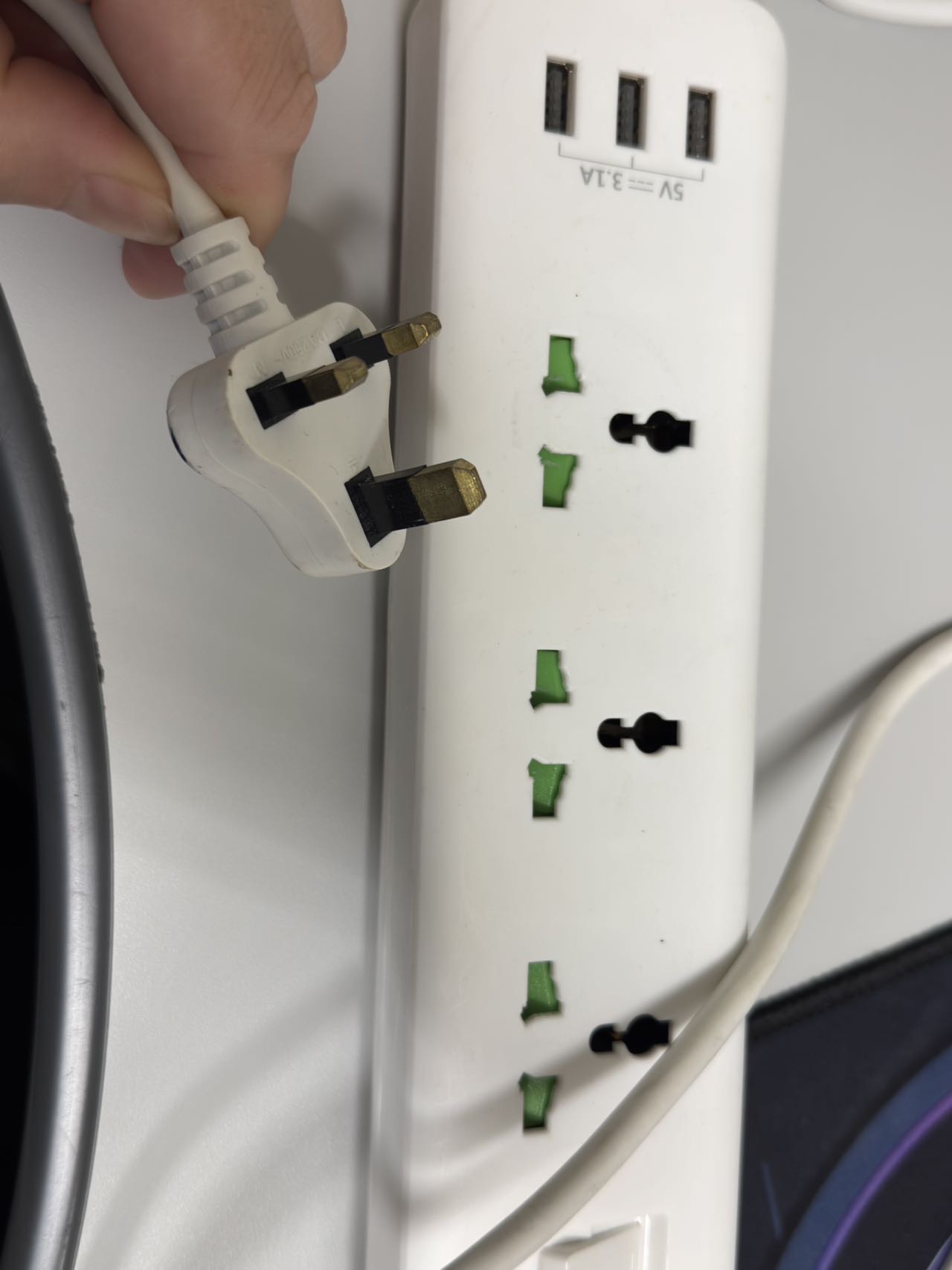 两个转换插排 英标插头内地转换