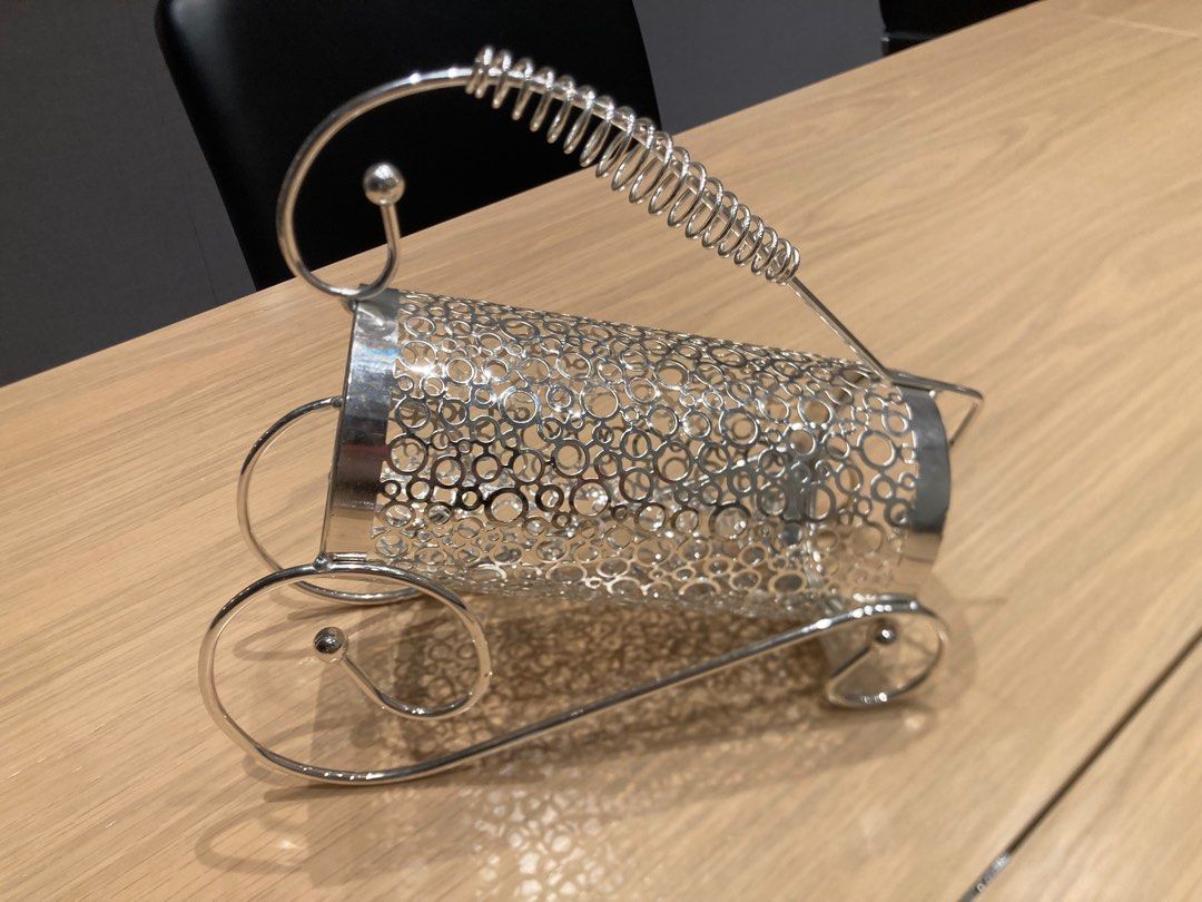 銀色鏤空金屬紅酒架