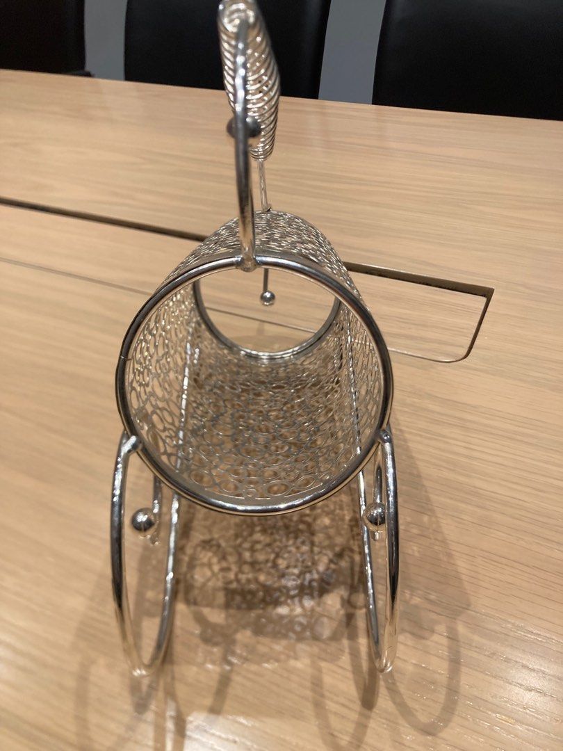 銀色鏤空金屬紅酒架