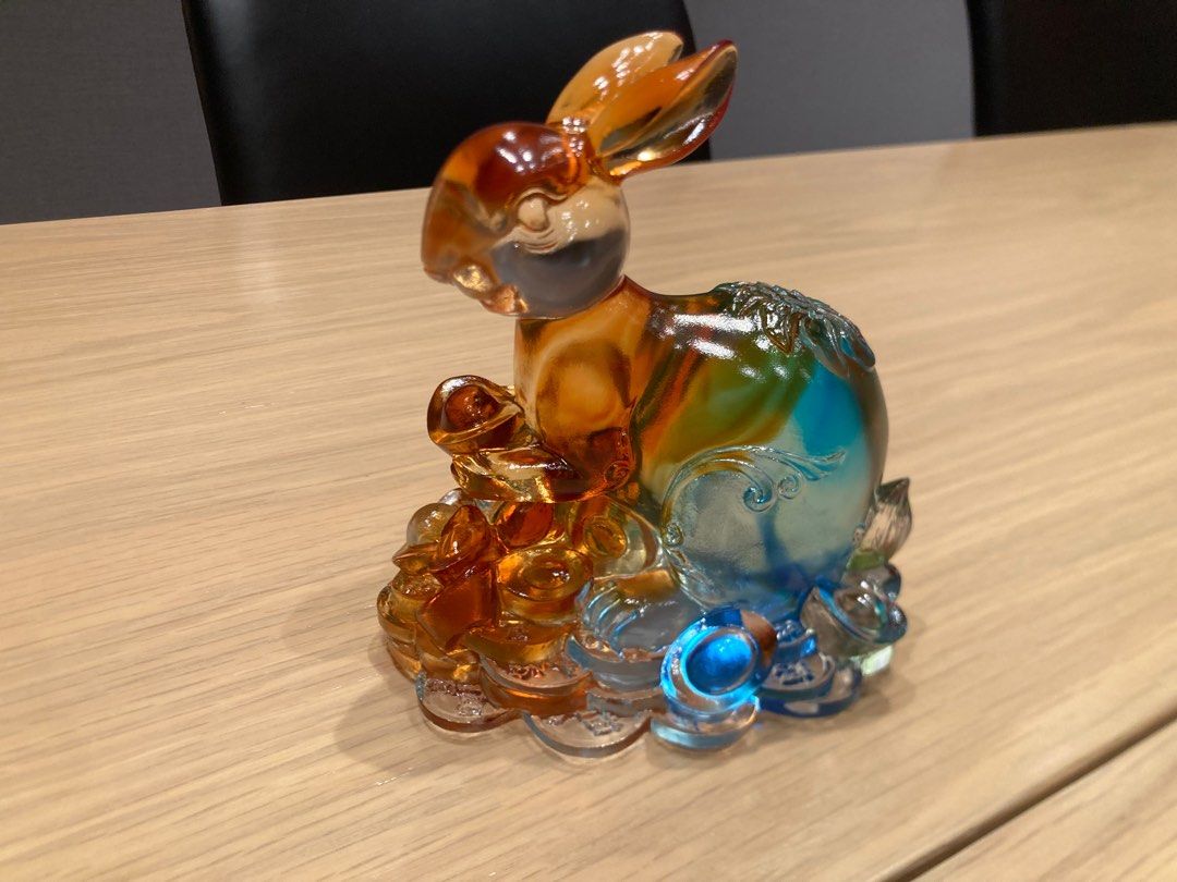 琉璃兔仔和牛擺件