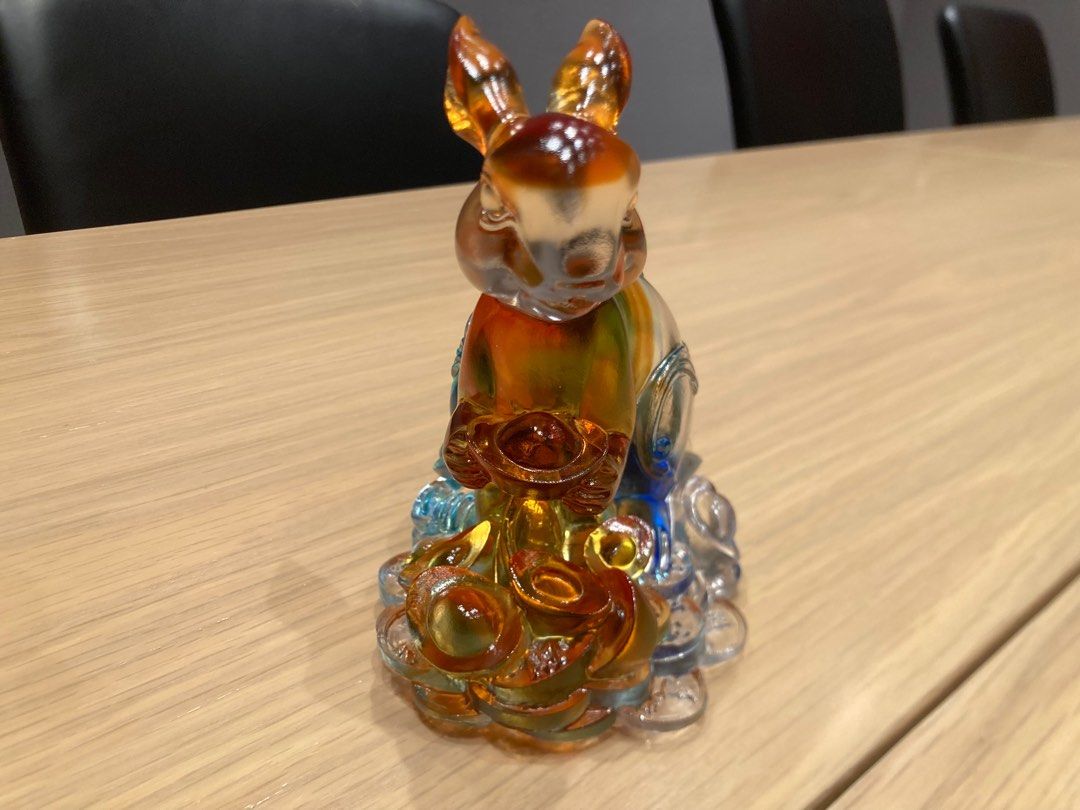 琉璃兔仔和牛擺件