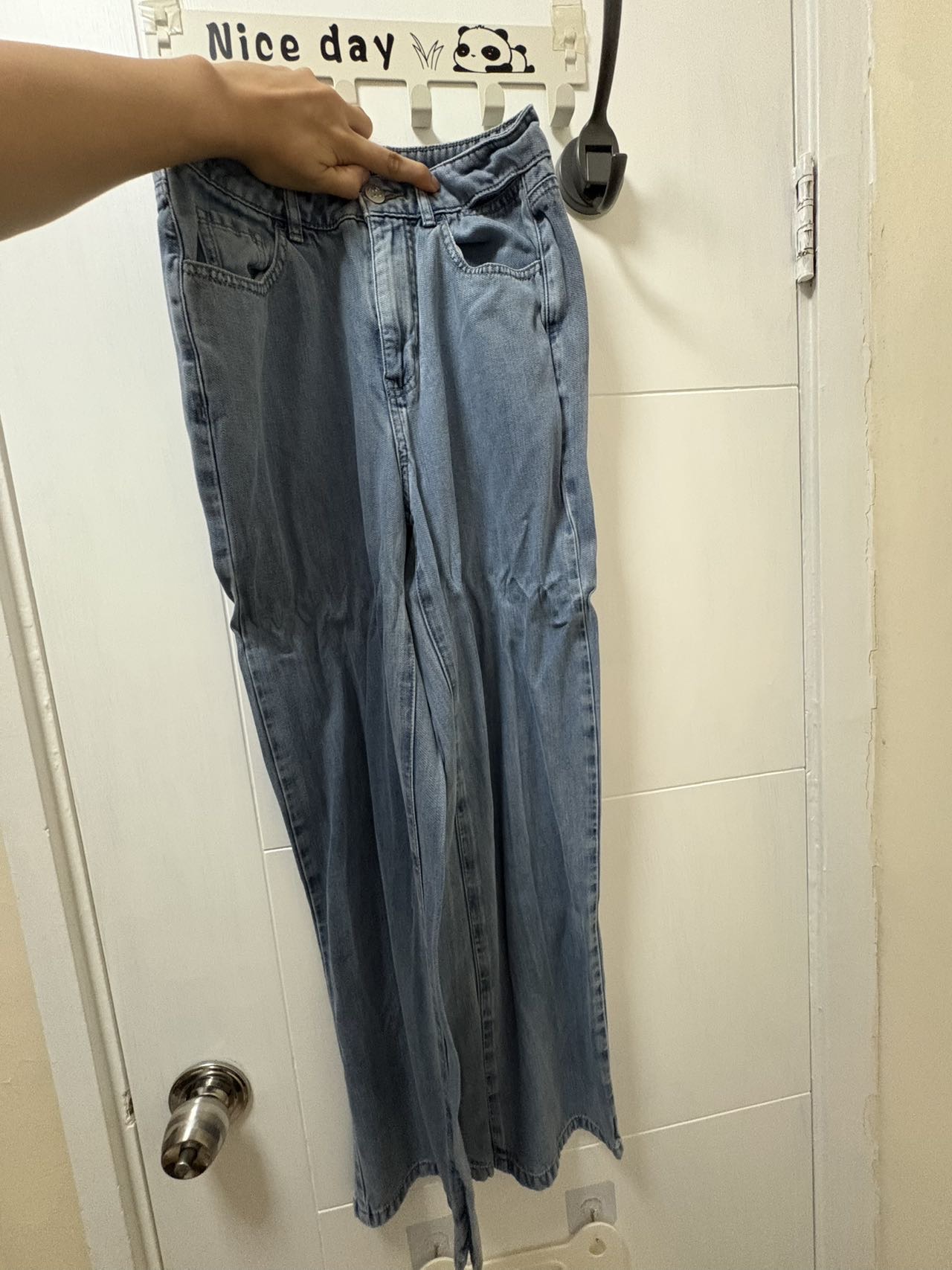 休闲阔腿浅色牛仔裤