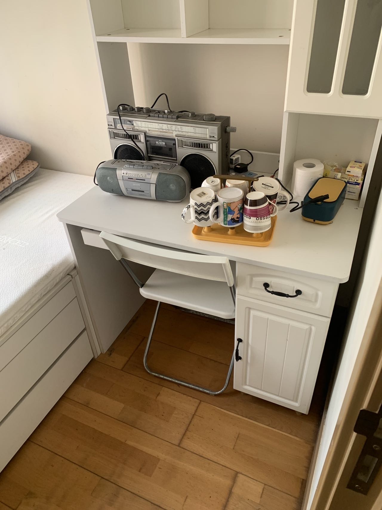 沙发床、学习桌、柜等