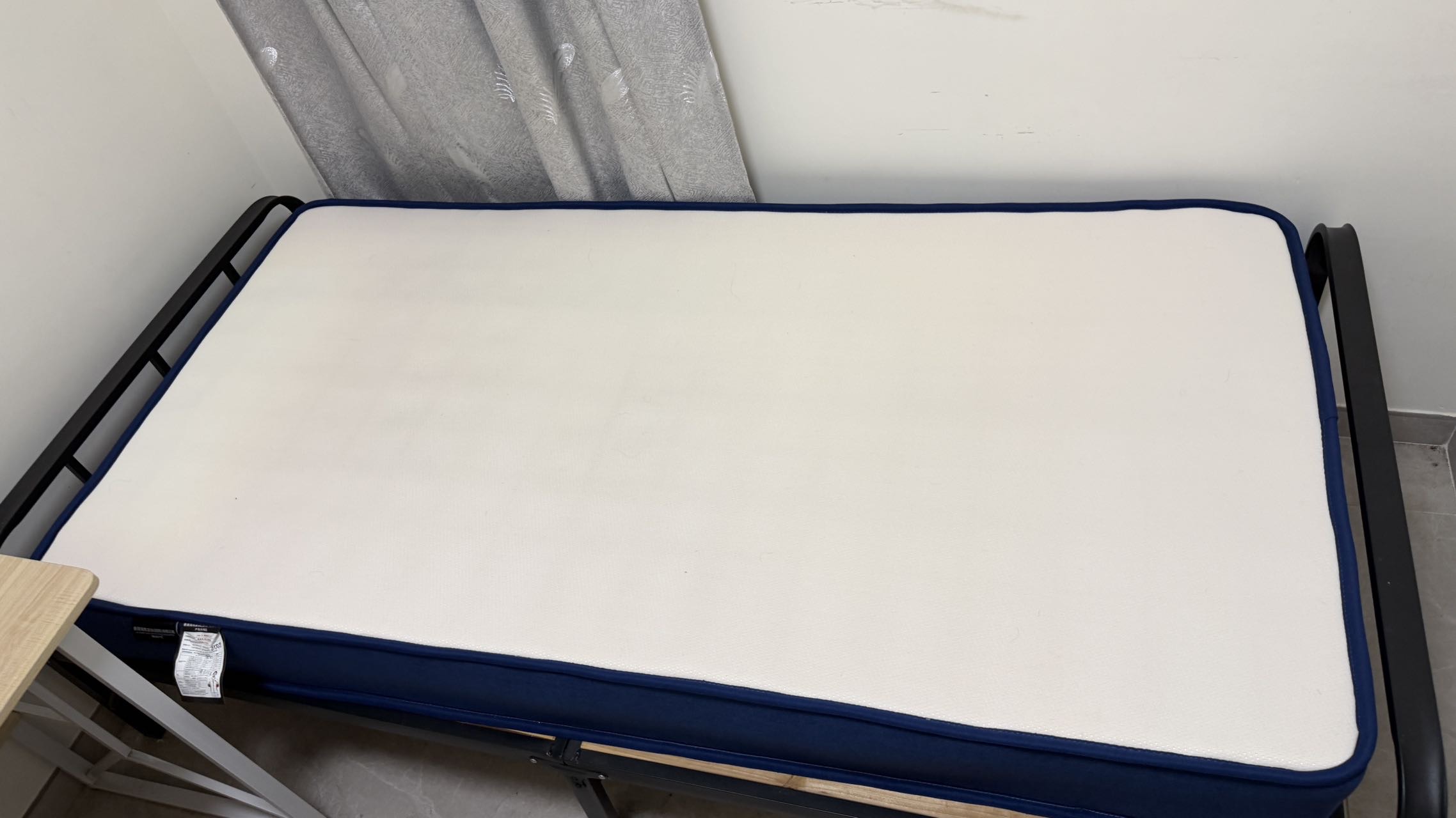 床垫，衣架，书桌等