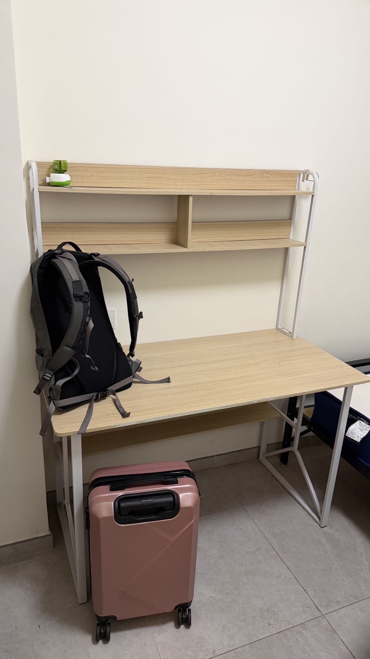 床垫，衣架，书桌等