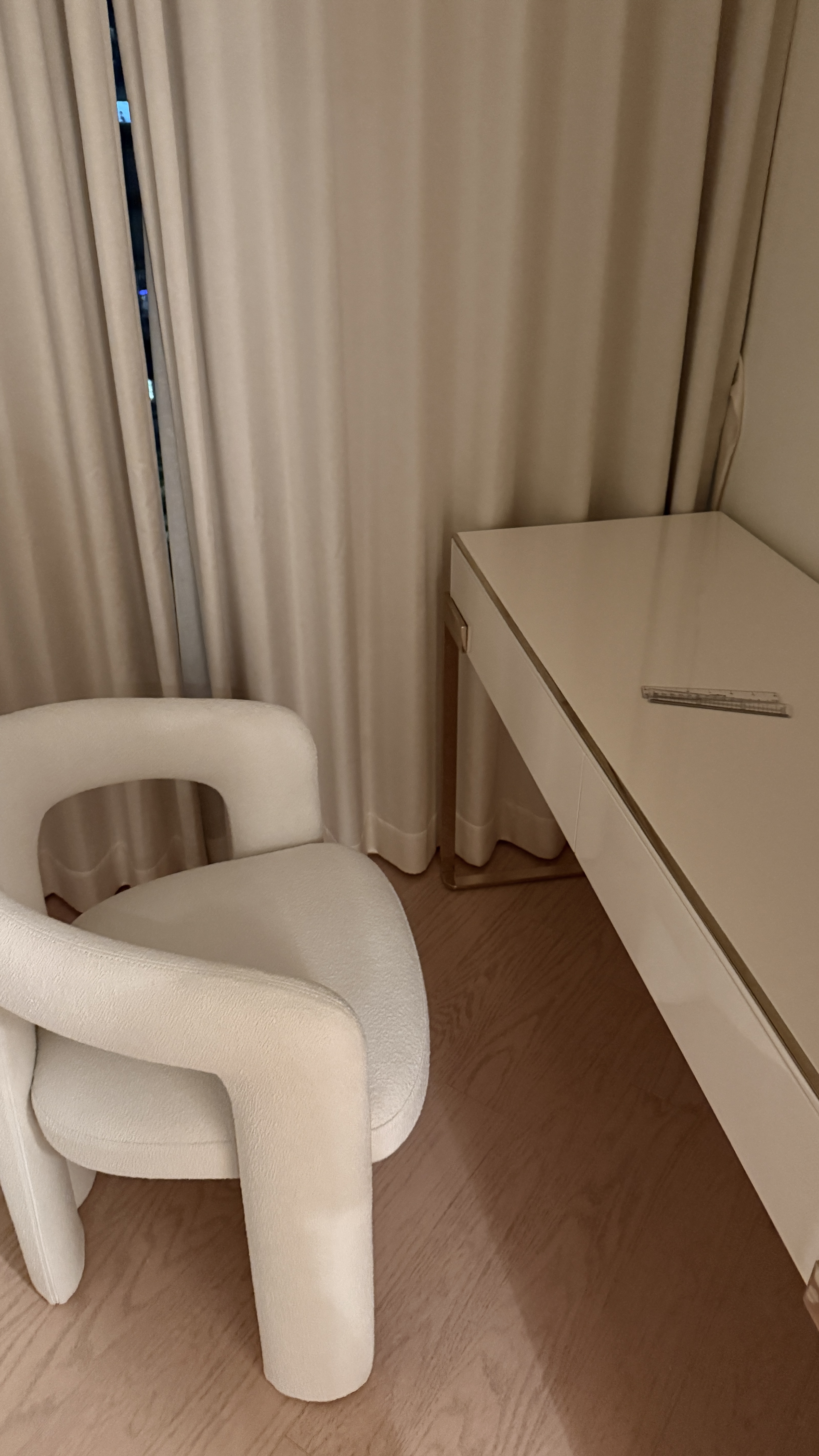 維港匯2折轉讓 | 意式奶油風實木梳妝台 尺寸140x50x75cm