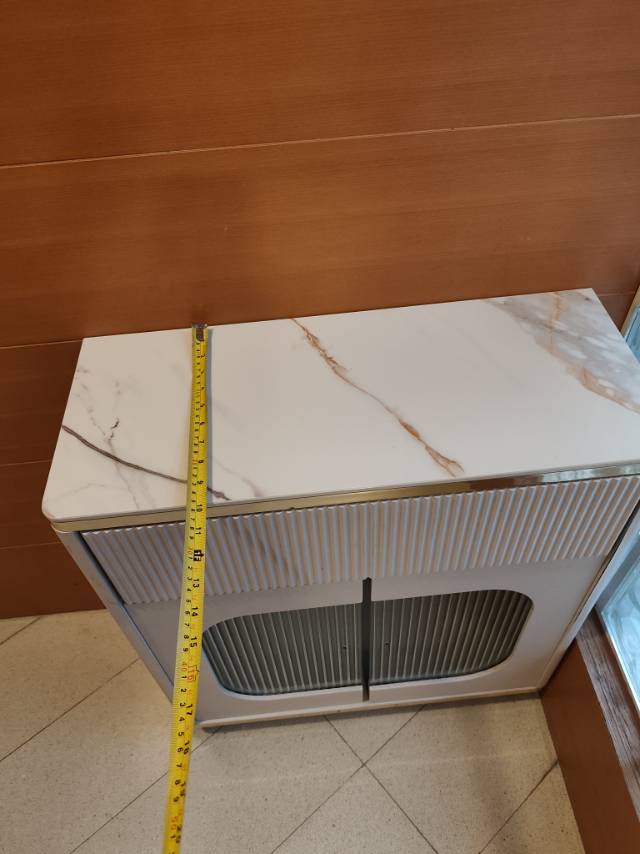 有輪子雲石面小柜