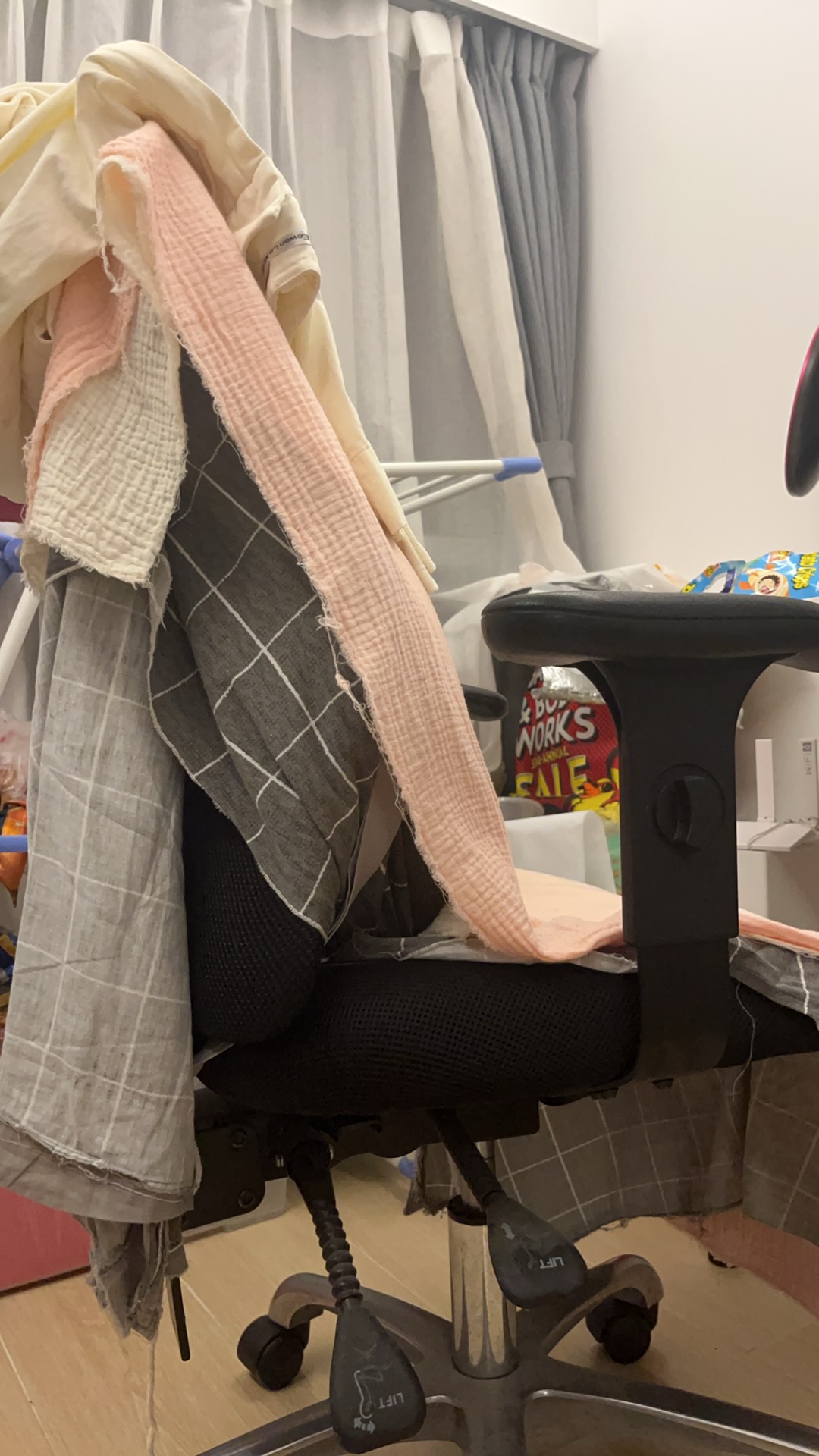 可滑动带轮子升降座椅