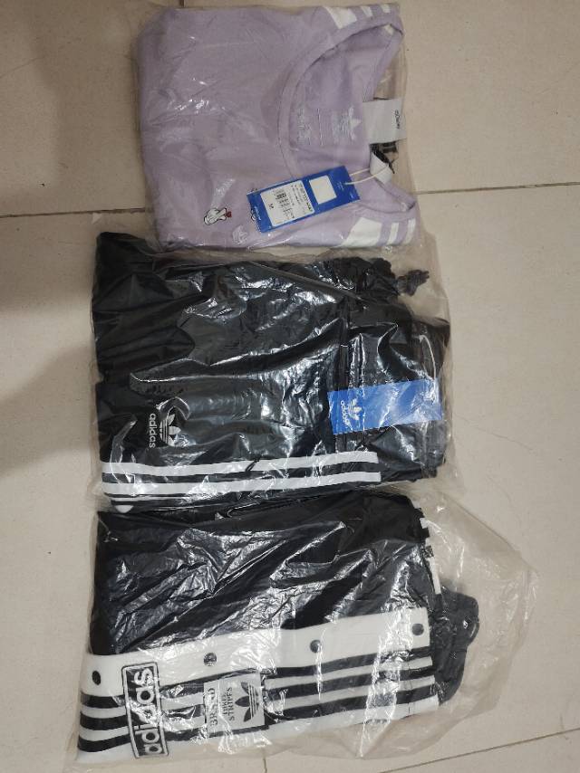 全新未剪标Adidas女装M码