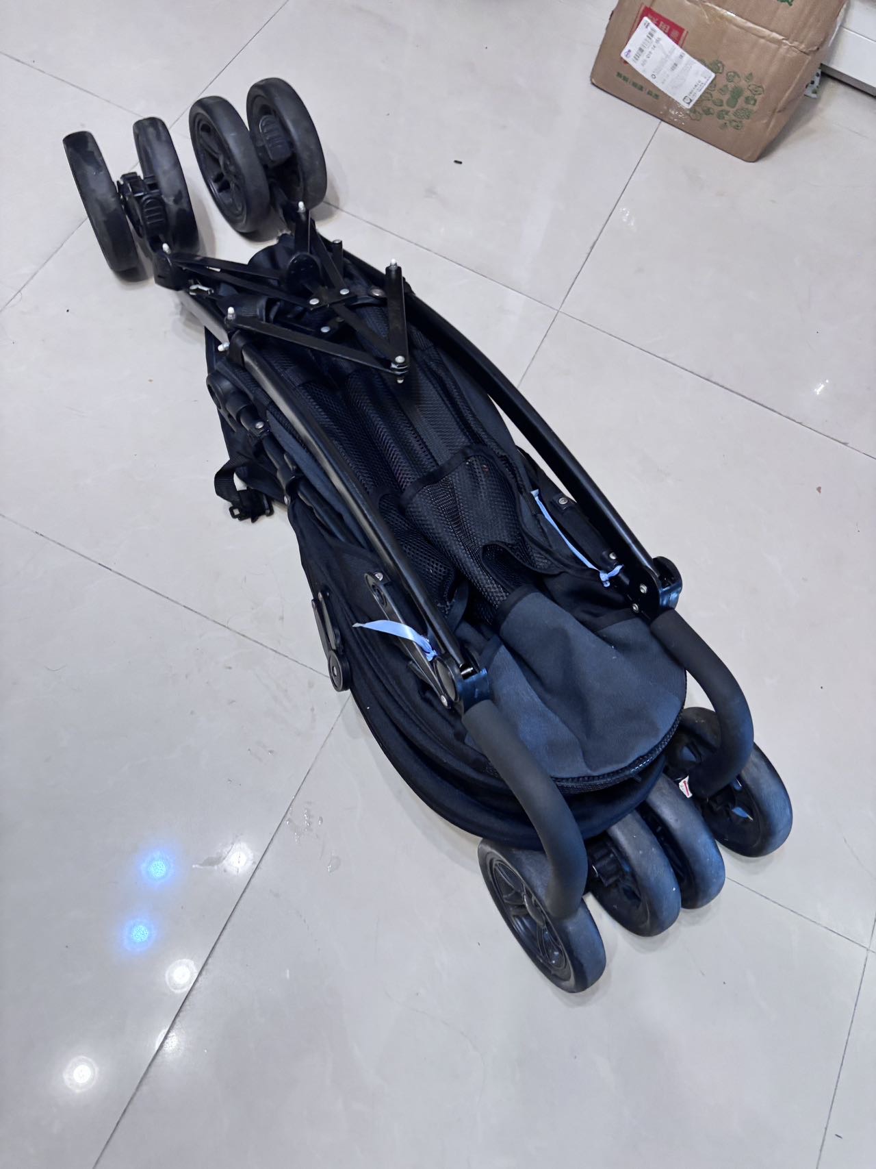 轻便折叠婴儿车